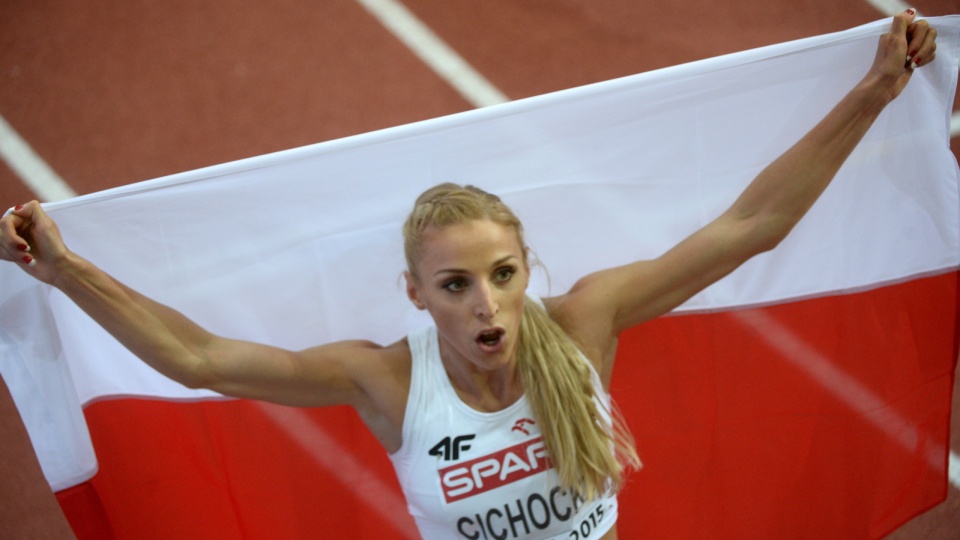 Angelika Cichocka cieszy się ze srebrnego medalu po biegu finałowym na 1500 m podczas HME w Pradze. Fot. PAP/Bartłomiej Zborowski