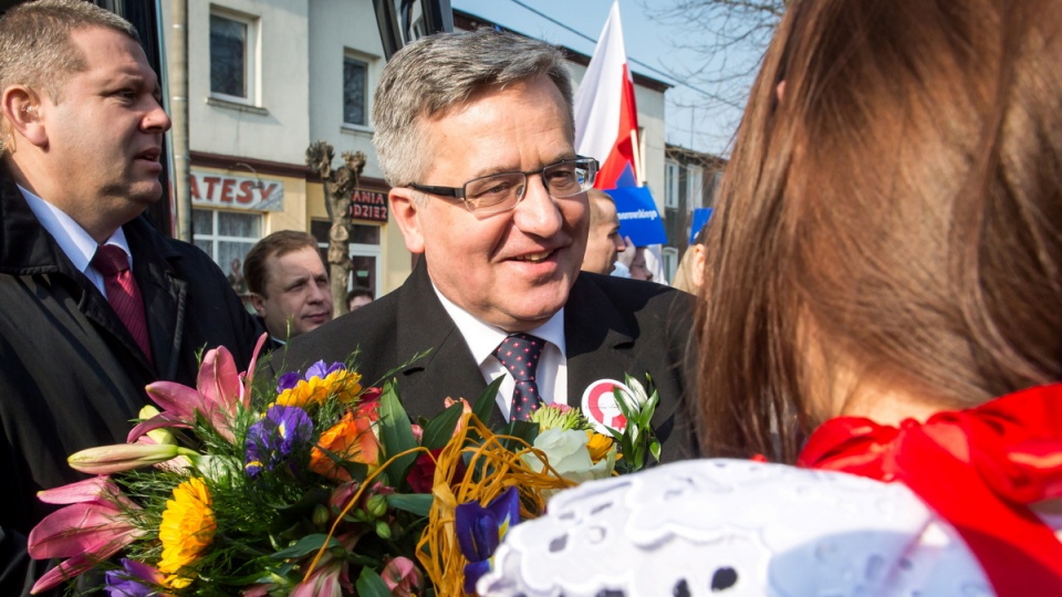 Prezydent Bronisław Komorowski (C), podczas spotkania z wyborcami na rynku w Aleksandrowie Kujawskim. For. PAP/Tytus Żmijewski