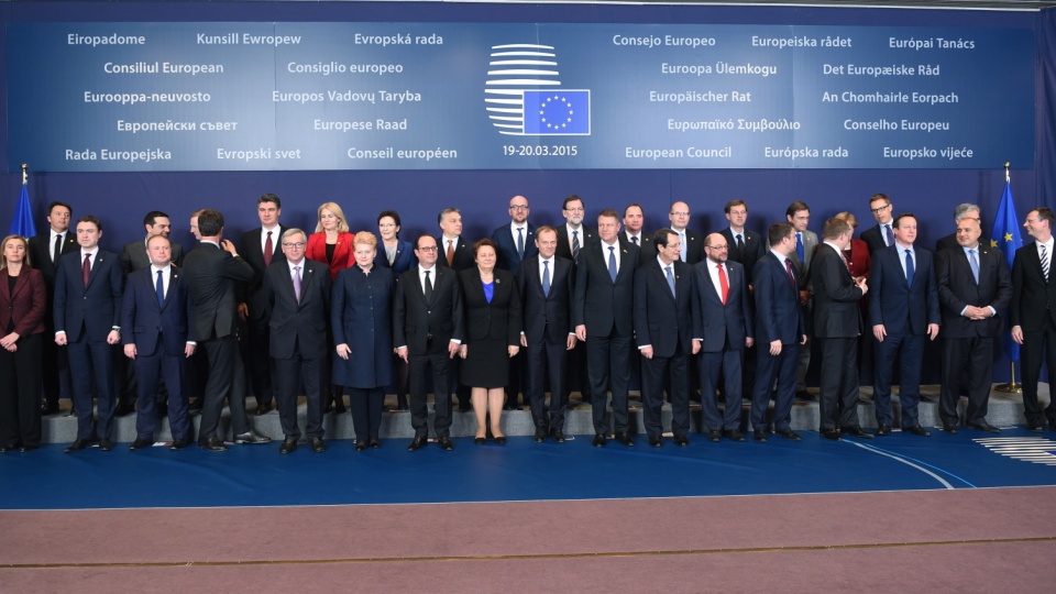 Zdjęcie grupowe uczestników szczytu Unii Europejskiej w Brukseli. Dwudniowy szczyt UE dotyczy sankcji wobec Rosji, sytuacji na Ukrainie oraz unii energetycznej. Fot. PAP/Radek Pietruszka