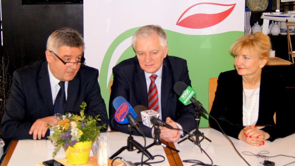 Od lewej: Andrzej Walkowiak, Jarosław Gowin oraz Iwona Michałek na konferencji prasowej. Fot. Henryk Żyłkowski