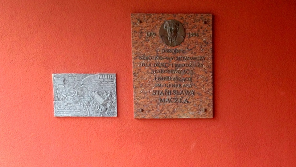 Obecni na zlocie złożyli pod tablicą upamiętniającą postać generała Stanisława Maczka wiązanki kwiatów. Fot. Elżbieta Rupniewska