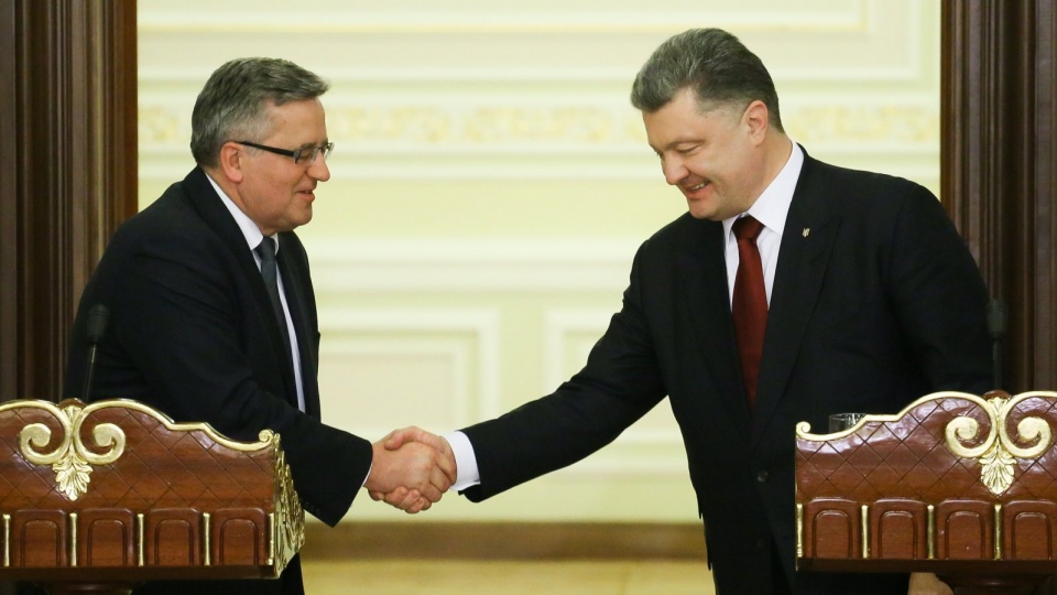 Prezydent RP Bronisław Komorowski (L) oraz prezydent Ukrainy Petro Poroszenko (P) podczas wspólnej konferencji prasowej, po spotkaniu w Kijowie. Fot. PAP/Paweł Supernak