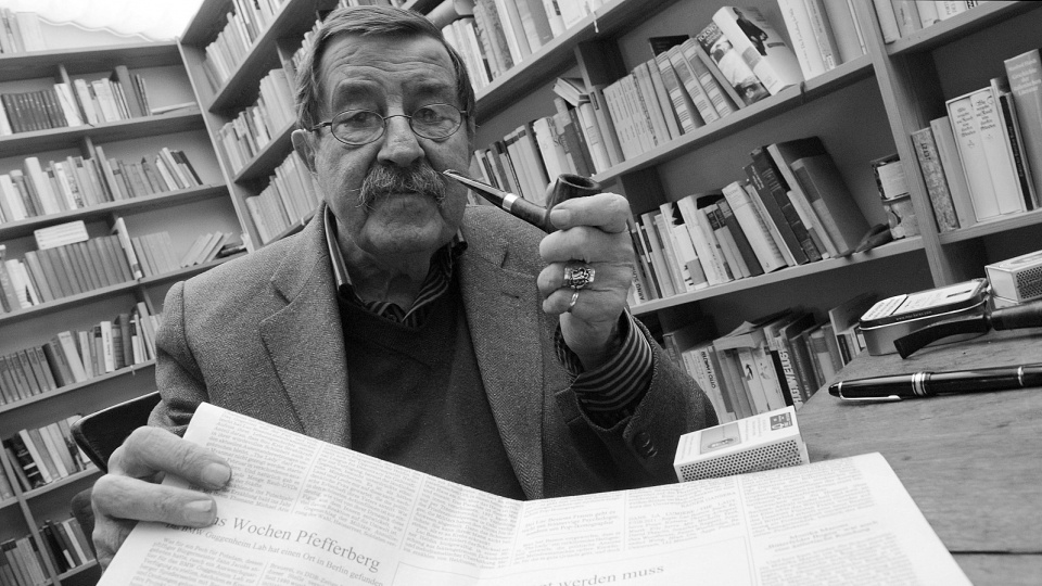 Na zdjęciu archiwalnym z 2012 r. niemiecki pisarz Guenter Grass w swojej pracowni w niemieckim mieście Behlendorf. Foto. PAP/EPA