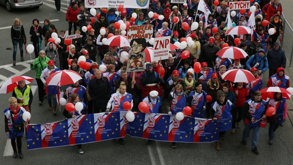 Uczestnicy demonstracji organizowanej przez Związek Nauczycielstwa Polskiego podczas przemarszu ulicami Warszawy przed gmach KPRM. Fot. PAP/Tomasz Gzell