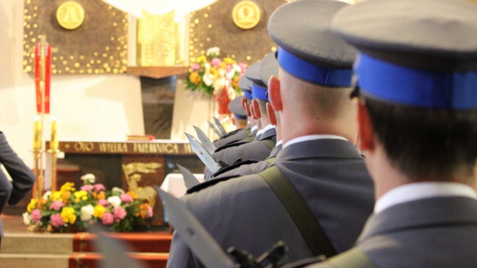 W eucharystii wzięły udział rodziny pomordowanych, byli i obecni komendanci, a także władze samorządowe. Fot. Komenda Miejska Policji w Toruniu