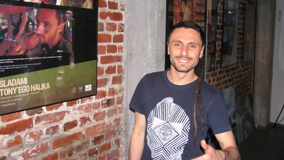 Szymona Stawskiego nagrodzono za „Podróż śladami Tonyego Halika”. W tle wystawa fotograficzna - pokłosie wyprawy. Fot. Tomasz Kaźmierski