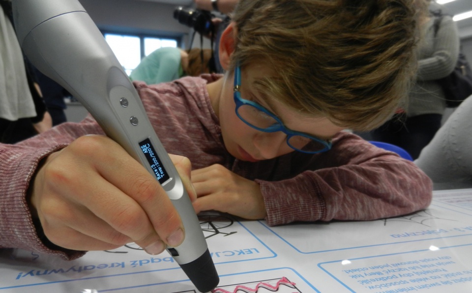 W ręku młodego "naukowca" długopis 3D zawierający jeden z kolorów filamentu. Fot. I. Muszytowska-Rzeszotek