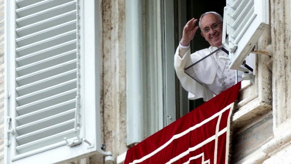 "Wszyscy musimy zaangażować się na rzecz tego, by każdy człowiek, zwłaszcza dziecko, był zawsze broniony i chroniony" - powiedział papież Franciszek. Fot. PAP/EPA