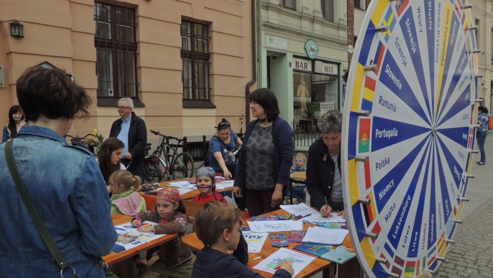 Dorośli dostawali ulotki, a dzieci uczyły się o Unii Europejskiej poprzez zabawę. Fot. Adriana Andrzejewska