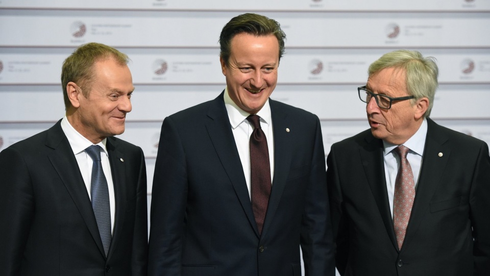 Przewodniczący Rady Europejskiej Donald Tusk (L), przewodniczący Komisji Europejskiej Jean-Claude Juncker (P) i premier Wielkiej Brytanii David Cameron (C) podczas drugiego dnia Szczytu Partnerstwa Wschodniego w Rydze. Fot. PAP/Radek Pietruszka