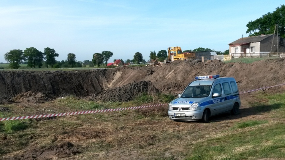 Operator koparki, który wykonywał prace w miejscowości Piórkowo gm. Radomin, znalazł niewybuch. Fot. KPP w Golubiu-Dobrzyniu