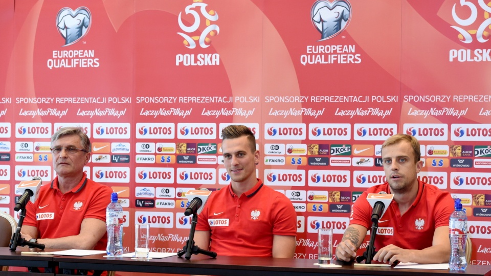Zawodnicy piłkarskiej reprezentacji Polski Arkadiusz Milik (C) i Kamil Grosicki (P) oraz selekcjoner kadry Adam Nawałka (L) podczas konferencji prasowej w Warszawie. Fot. PAP/Radek Pietruszka