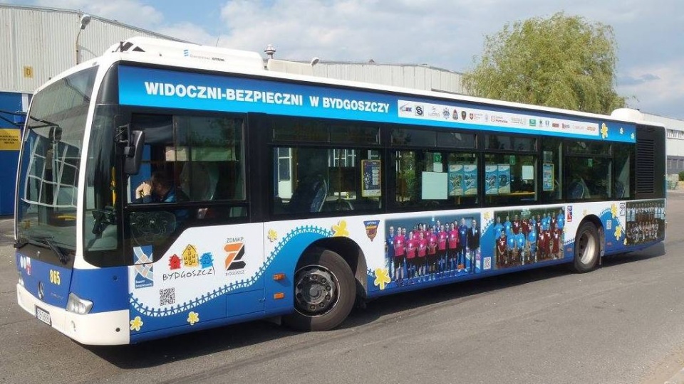 Oznakowany autobus, który będzie jeździł po mieście przez najbliższe pół roku. Fot. facebook/Zarząd Dróg Miejskich i Komunikacji Publicznej w Bydgoszczy