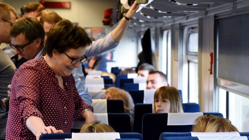 Premier Ewa Kopacz (L) w pociągu w drodze z Warszawy do Sopotu. Fot. PAP/Radek Pietruszka