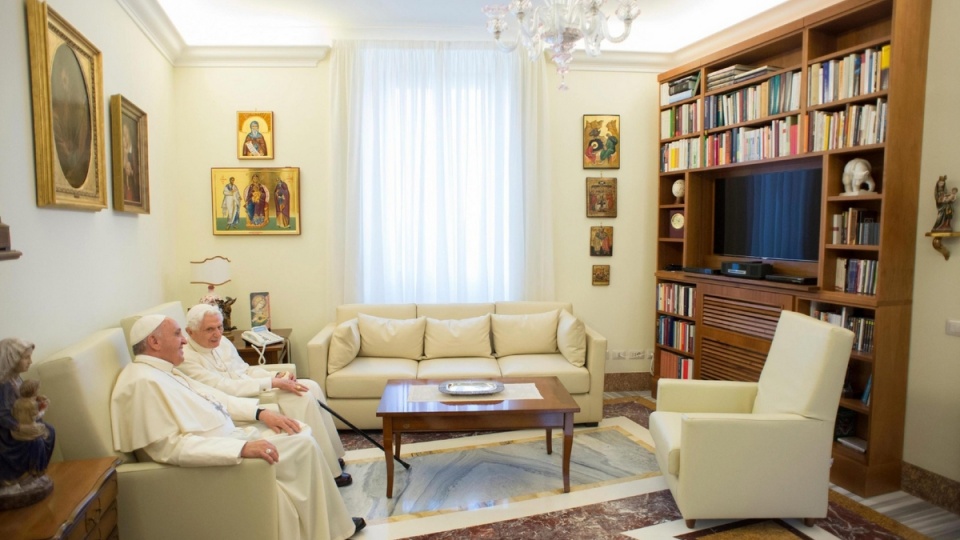 Podczas około 30-minutowej rozmowy, Franciszek życzył swojemu poprzednikowi udanego pobytu w papieskiej letniej rezydencji. Fot.PAP/EPA/L