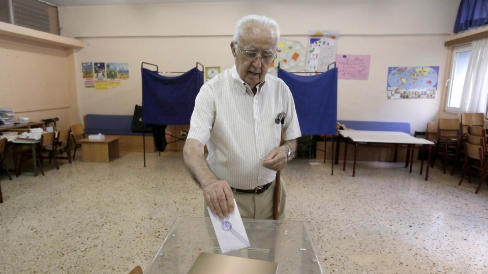 Wyborcy wypowiadają się na temat pomocy zagranicznej dla Aten, mającej ratować Grecję przed bankructwem. Fot. PAP/EPA