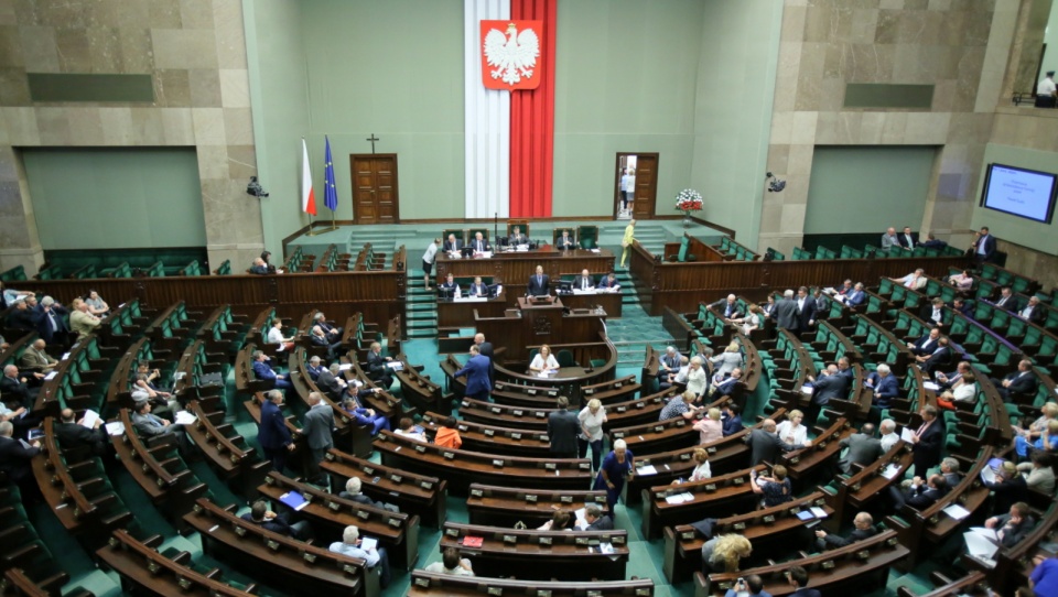 Posłowie zbierają się na sali obrad w Sejmie. Fot. PAP/Leszek Szymański