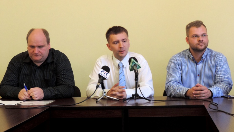 Radni PiS podczas konferencji (od lewej): Stanisław Grodzicki, Łukasz Schreiber i Rafał Piasecki. Fot. Lech Przybyliński