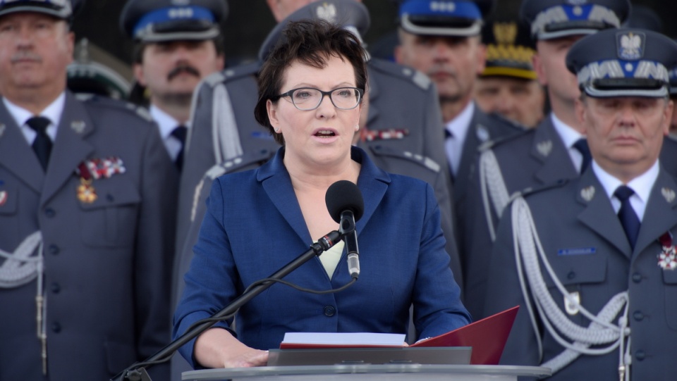 "Bezpieczeństwo jest dziś jedną z najważniejszych wartości i filarem demokratycznego państwa. To wy - funkcjonariusze policji, jesteście jego gwarantem" - mówiła do policjantów premier Ewa Kopacz. Fot. PAP/Jacek Turczyk