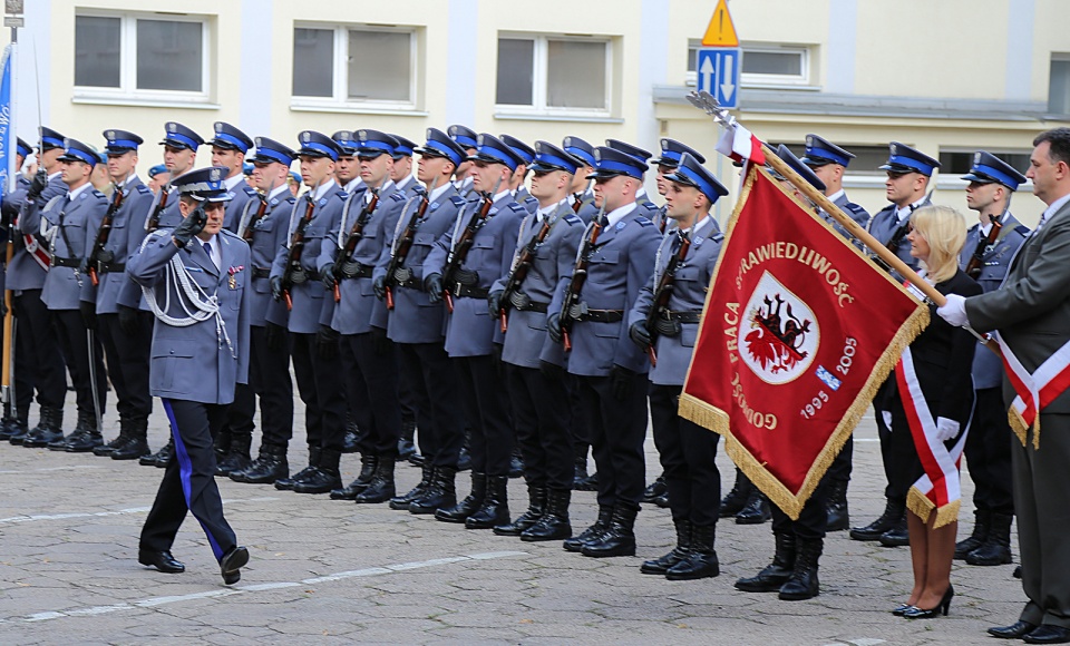 Na dziedzińcu Komendy Wojewódzkiej Policji w Bydgoszczy odbył się uroczysty apel z okazji obchodów tegorocznego Święta Policji. Fot. Policja