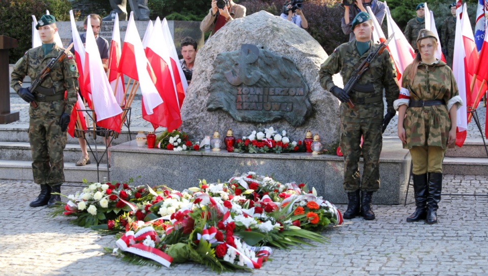 Pod pomnikiem Ku Czci Żołnierzy AK, na Placu Rapackiego w Toruniu pojawiły się kwiaty, zabrzmiał hymn państwowy oraz przemówienia. Fot. Adriana Andrzejewska