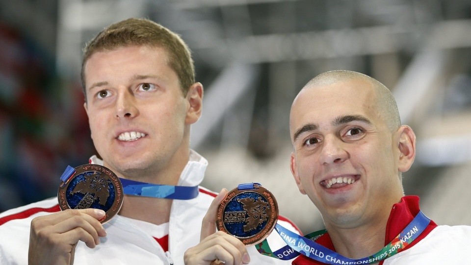 Konrad Czerniak (L) i Laszlo Cseh (P) z brązowymi medalami. Fot. PAP/EPA