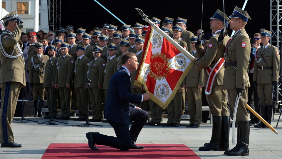 Prezydent Andrzej Duda podczas uroczystości przejęcia zwierzchnictwa nad Siłami Zbrojnymi. Fot. PAP/Marcin Obara