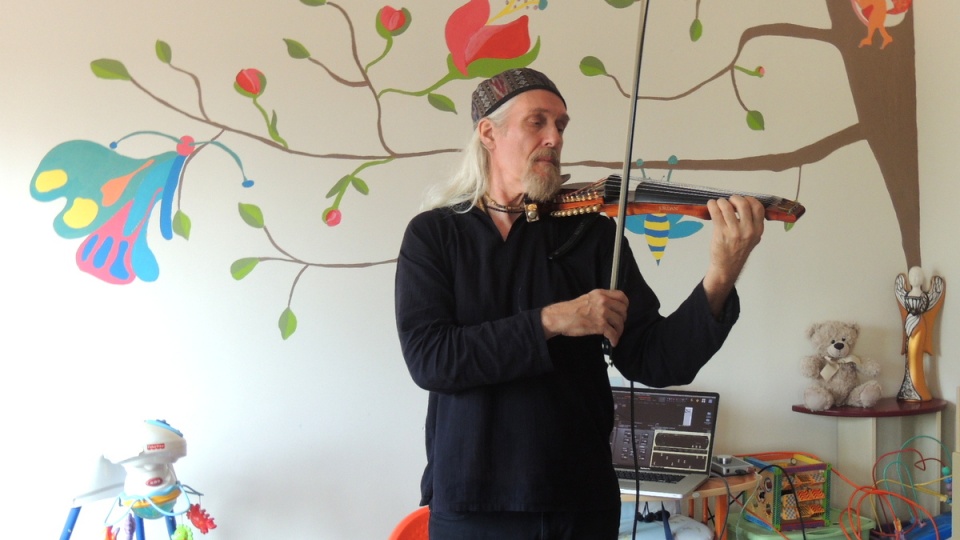 Steve Kindler gra na unikatowych 9-strunowych skrzypcach elektrycznych. Fot. Michał Zaręba