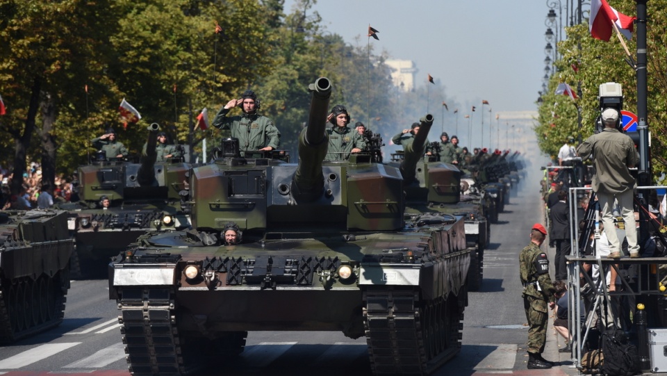 Defilada pojazdów wojskowych na ulicach stolicy. Fot. PAP/Radek Pietruszka