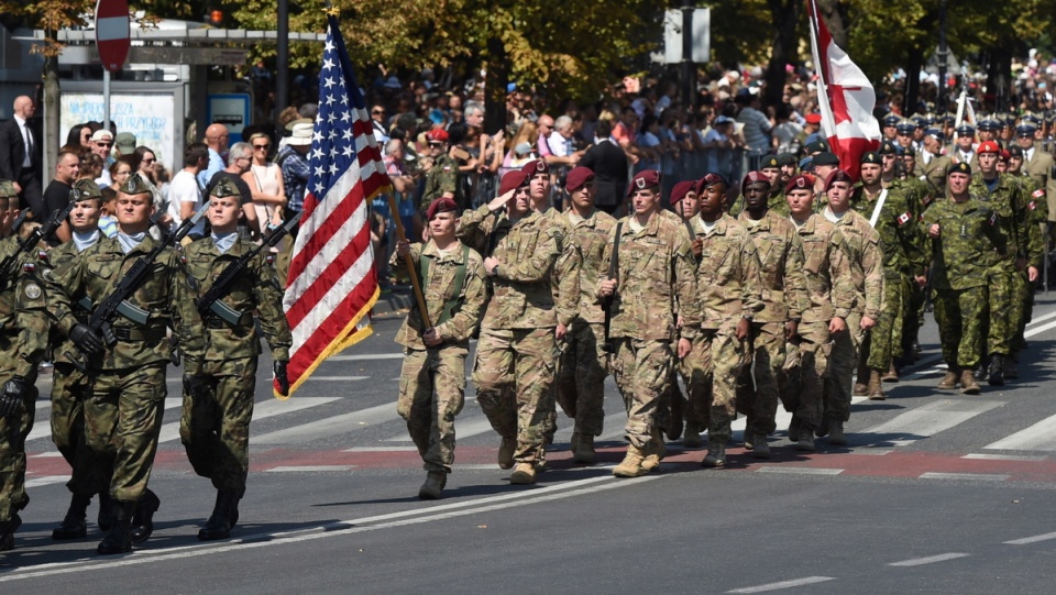 Pododdziały reprezentujące USA i Kanadę podczas defilady wojskowej na ulicach stolicy. Fot. PAP/Radek Pietruszka