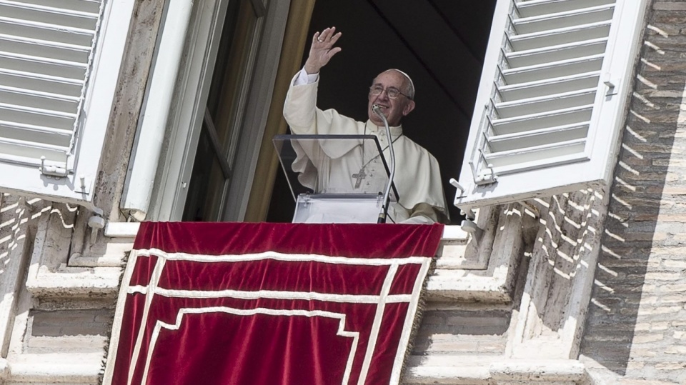 Podczas spotkania z wiernymi na modlitwie Anioł Pański Franciszek ogłosił także, że uchodźcy zostaną też przyjęci w Watykanie. Fot. PAP/EPA