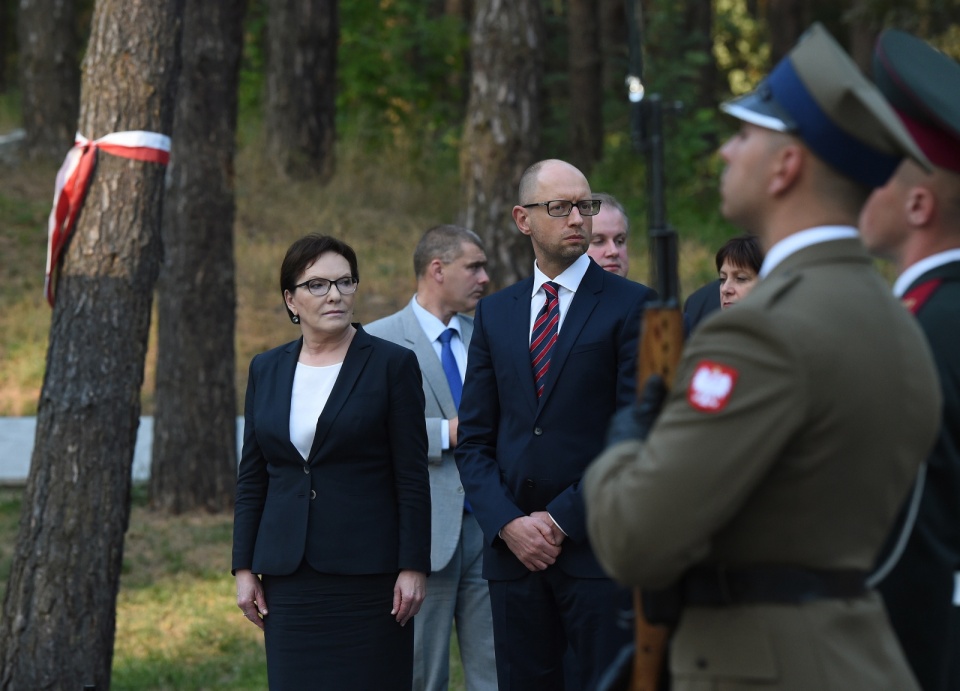 Premier RP Ewa Kopacz (L) i premier Ukrainy Arsenij Jaceniuk (C), podczas uroczystości na Polskim Cmentarzu Wojennym w Bykowni. Fot. PAP/Radek Pietruszka