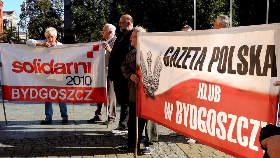 Protest na bydgoskim pl.Wolności zorganizowało kilka prawicowych organizacji m.in. Klub Gazety Polskiej, Solidarni 2010