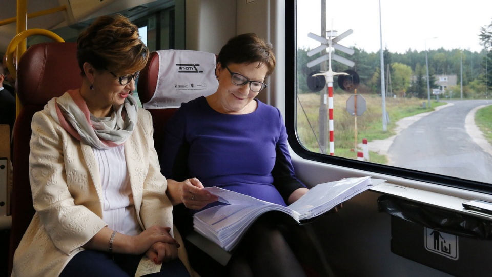 Premier Ewa Kopacz i posłanka Iwona Kozłowska w pociągu na trasie Toruń-Bydgoszcz. Fot. PAP/Radek Pietruszka