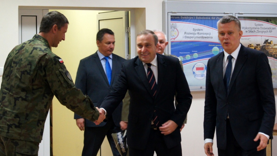 Tomasz Siemoniak i Grzegorz Schetyna wizytowali bydgoską jednostkę przygotowaną na przyjęcie sił NATO z tak zwanej "szpicy". Fot. Robert Erdmann