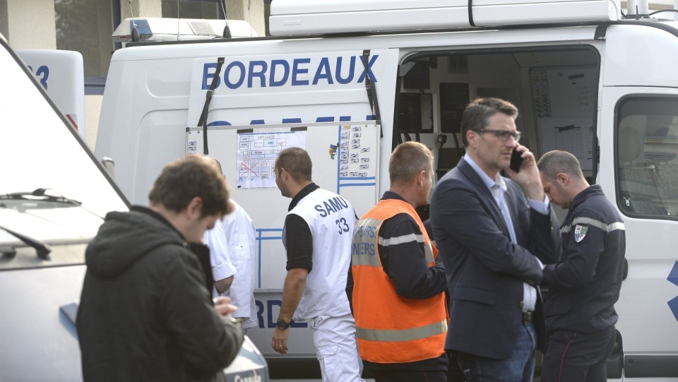 Do wypadku doszło w wyniku zderzenia czołowego autokaru i ciężarówki na drodze krajowej w pobliżu Libourne na południowym zachodzie Francji. Fot. PAP/EPA