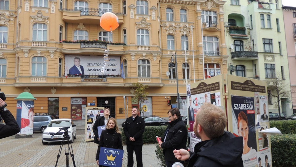 W trakcie podsumowania swojej kampanii wyborczej, przedstawiciele partii KORWiN symbolicznie wysłali Platformę Obywatelską w kosmos, wypuszczając w powietrze pomarańczowy balon (Popołudnie z nami)