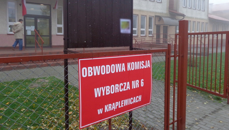 Polskie Radio PiK pojawiło się przed lokalem Komisji Obwodowej nr 6 w Krąplewicach jeszcze przed godz. 7.00. Fot. Marcin Doliński