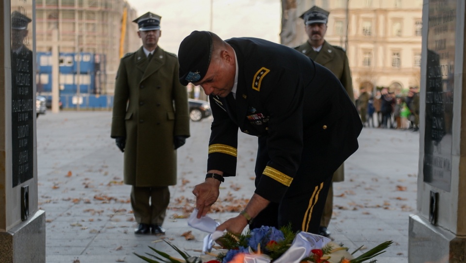 Dowódca sił amerykańskich w Europie gen. Ben Hodges (C) składa wieniec przed Grobem Nieznanego Żołnierza w Warszawie. Fot. PAP/Marcin Obara