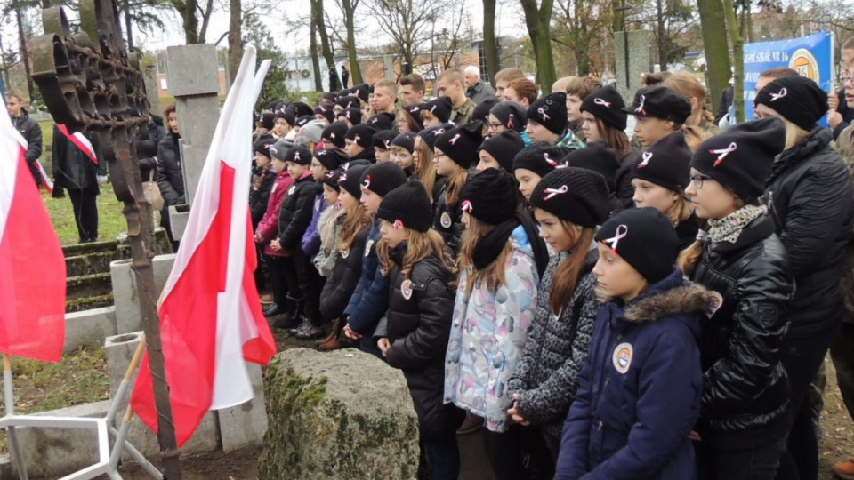 W przededniu Święta Niepodległości złożono kwiaty pod obeliskiem ku czci poległych w latach 1918 – 1921. Fot. Michał Zaręba