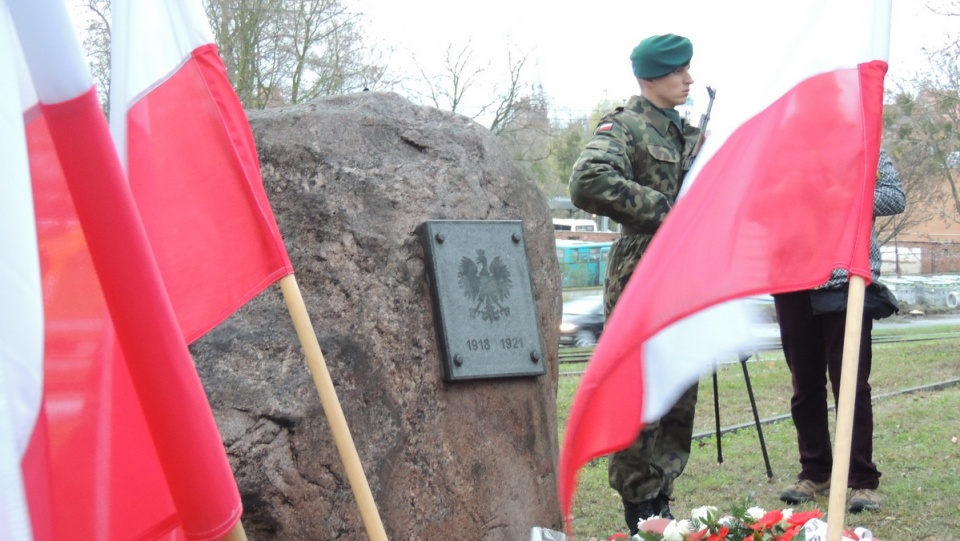 W przededniu Święta Niepodległości złożono kwiaty pod obeliskiem ku czci poległych w latach 1918 – 1921. Fot. Michał Zaręba