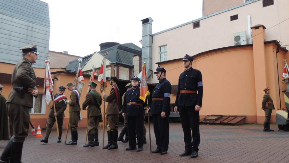 Sceny z udziałem mundurowych odbywają się też przed Galerią "Drukarnia" przy ulicy Gdańskiej. Fot. Sława Skibińska-Dmitruk