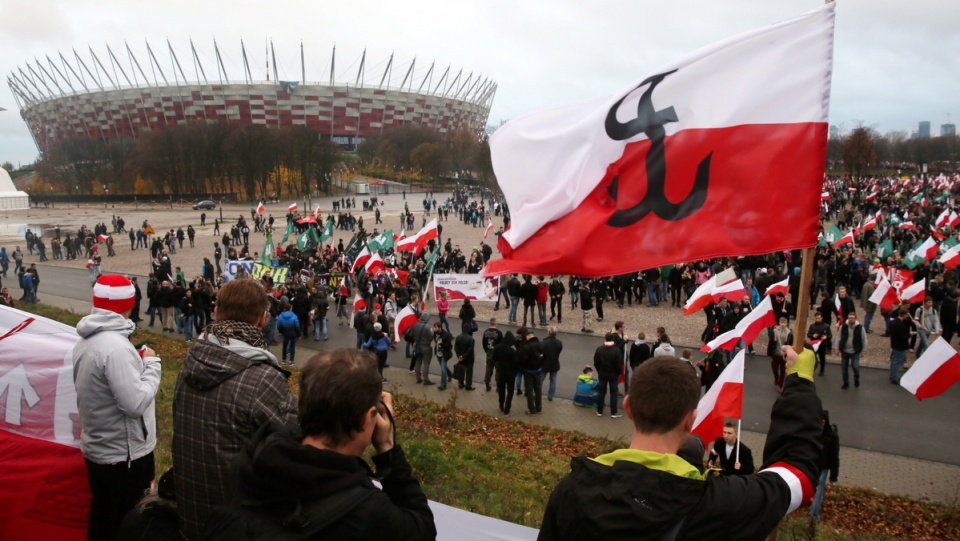 Uczestnicy Marszu Niepodległości 2015 przed Stadionem Narodowym w Warszawie. Fot. PAP/Tomasz Gzell