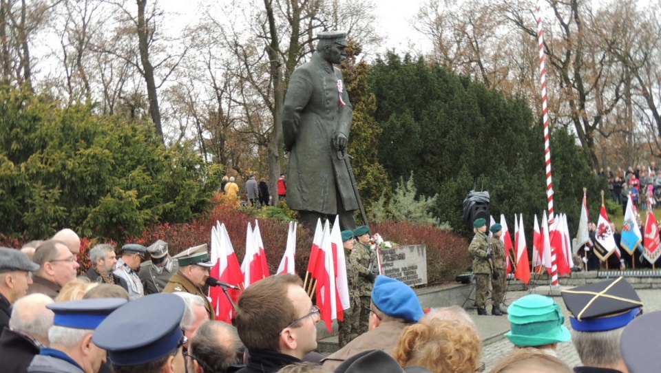 Główne uroczystości Święta Niepodległości w Toruniu odbyły się przy pomniku marszałka Józefa Piłsudskiego. Fot. Michał Zaręba