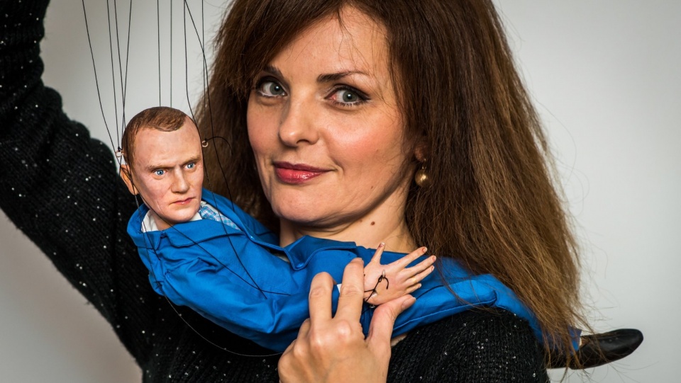 Malarka, rzeźbiarka oraz twórczyni unikatowych lalek Bea Ihnatowicz pozuje z marionetką swojego autorstwa przedstawiającą Donalda Tuska. Fot. PAP/Tytus Żmijewski
