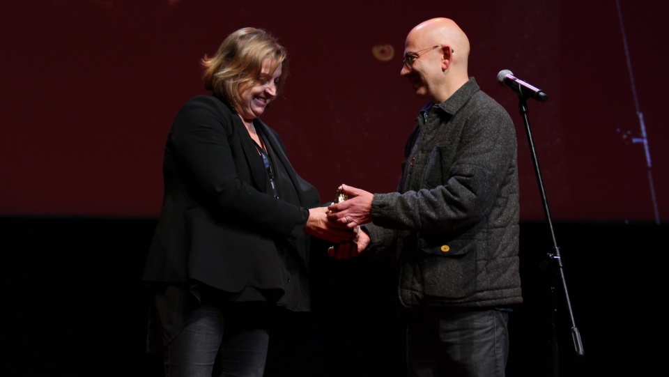 Nagrodę odbiera twórczyni scenografii Eve Stewart. Fot. Piotr Walczak