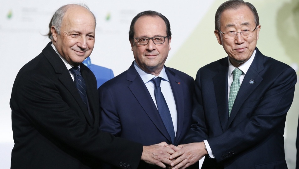 Uczestnicy szczytu klimatycznego - od lewej Laurent Fabius - minister spraw zagranicznych Francji, prezydent Francji Francois Hollande i Sekretarz Generalny ONZ Ban Ki-moon. Fot.PAP/EPA/GUILLAUME HORCAJUELO / POOL