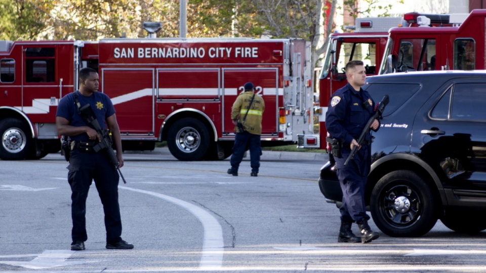Oddziały prewencyjne policji zamknęły i otoczyły rejon ulic Orange Snow Road i Waterman Avenue w San Bernardino. Fot. PAP/EPA