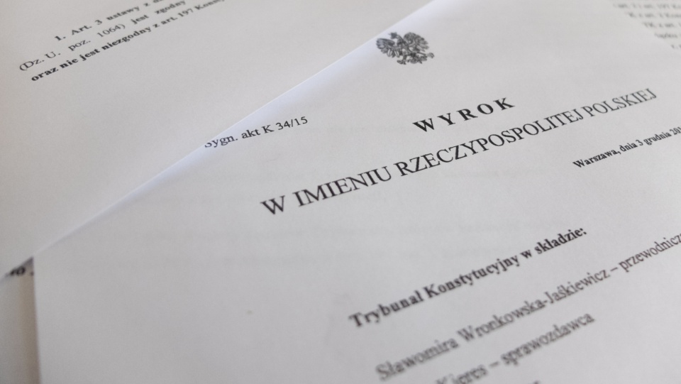 Wydruk orzeczenia Trybunału Konstytucyjnego z dnia 3 grudnia 2015 roku. Fot. PAP/Grzegorz Michałowski