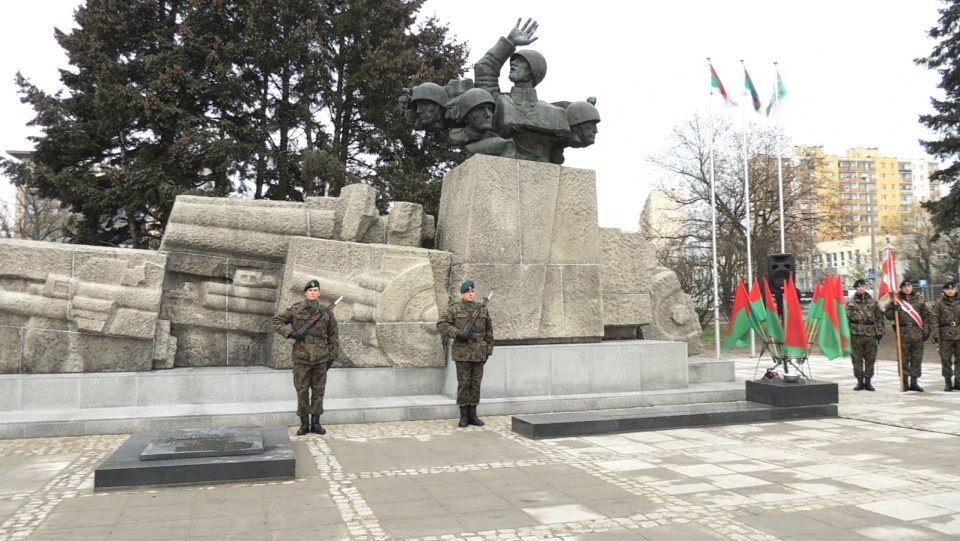Pomnik przeniesiono, gdyż w miejscu jego dotychczasowej lokalizacji powstanie gmach sądu. Fot. Michał Zaręba